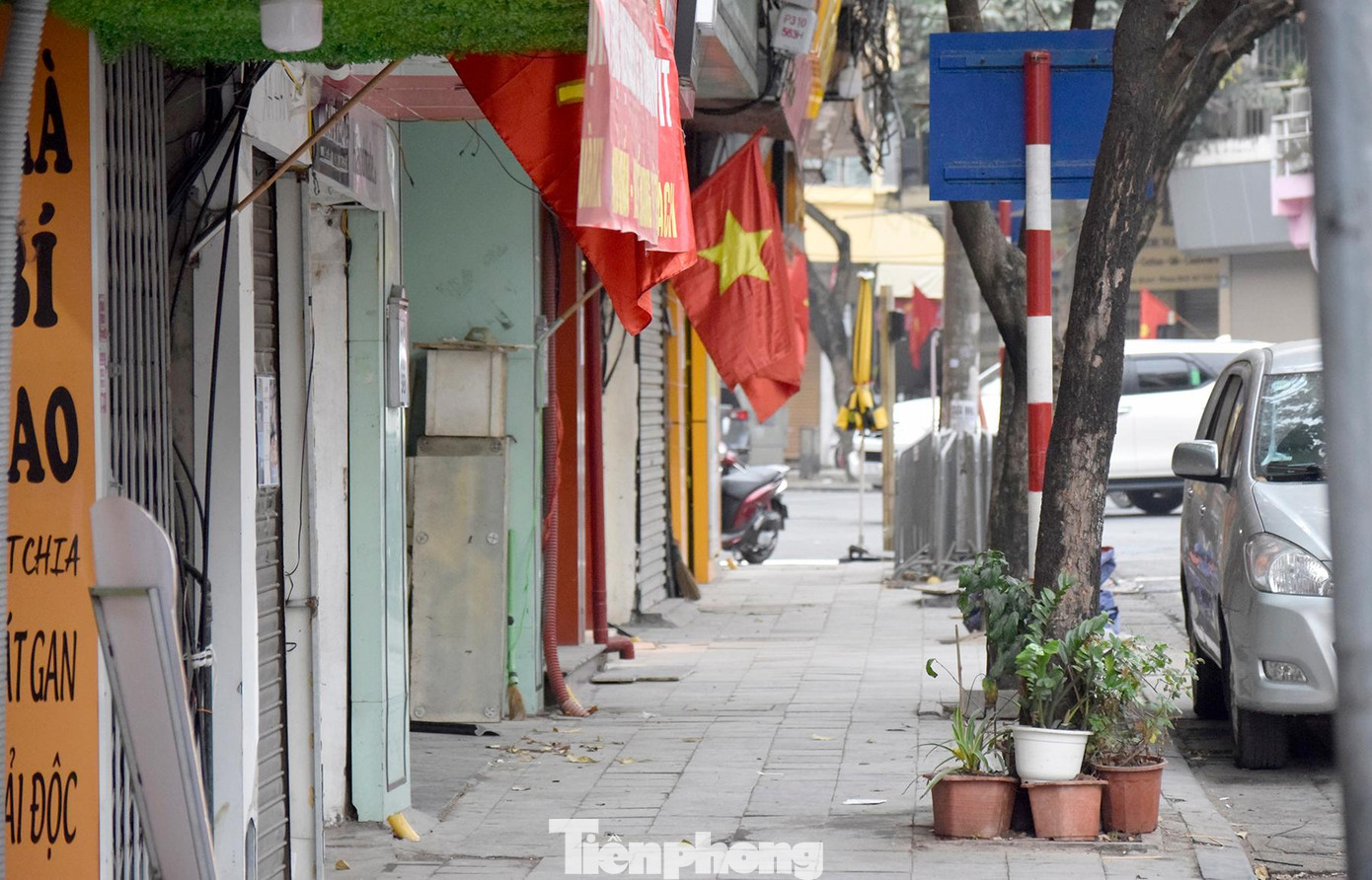 Dãy phố treo cờ đỏ sao vàng rực rỡ.