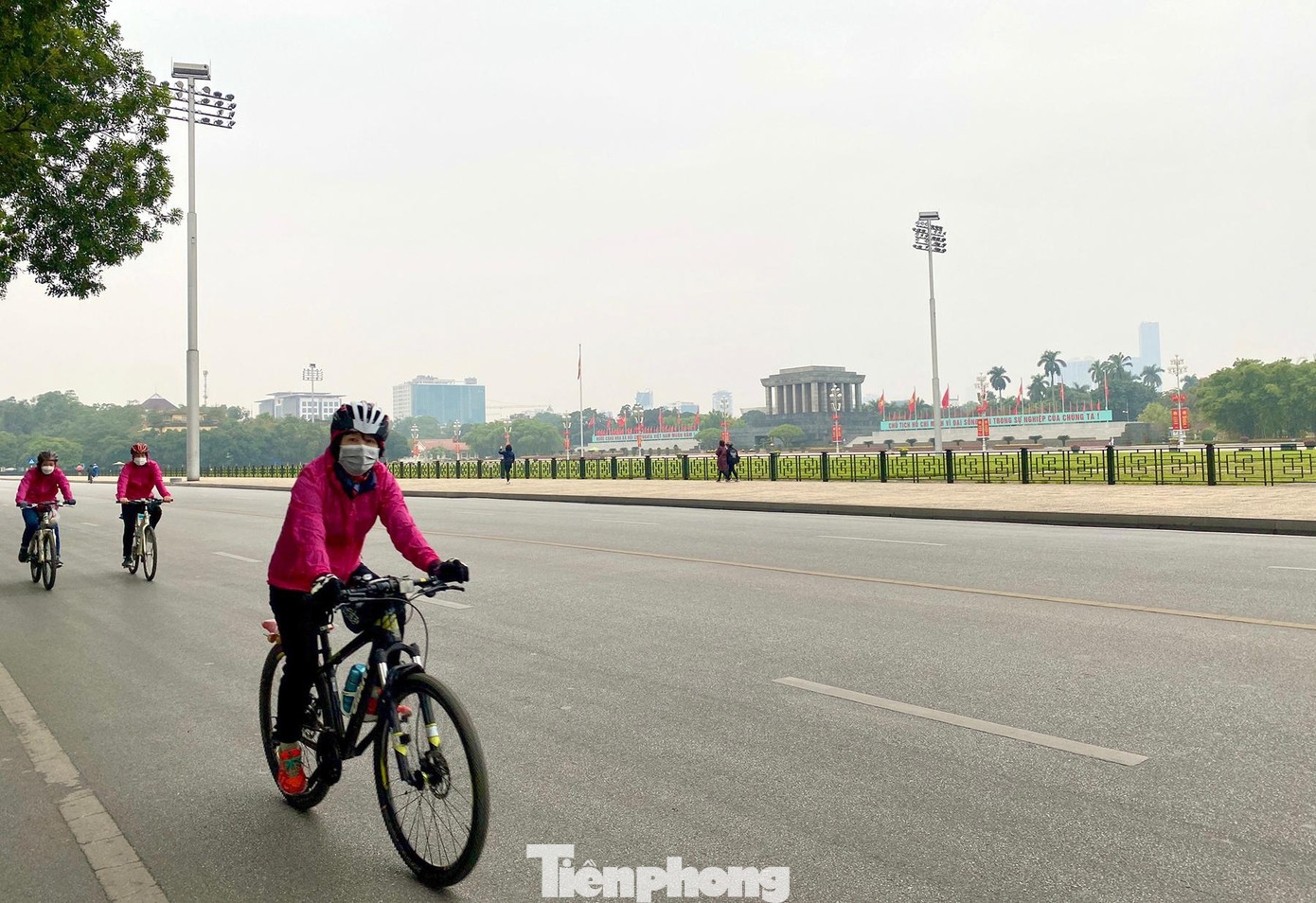 Ngày đầu năm mới, lác đác vài người dân đạp xe tập thể dục trên những con phố vắng vẻ trước quảng trường Ba Đình.