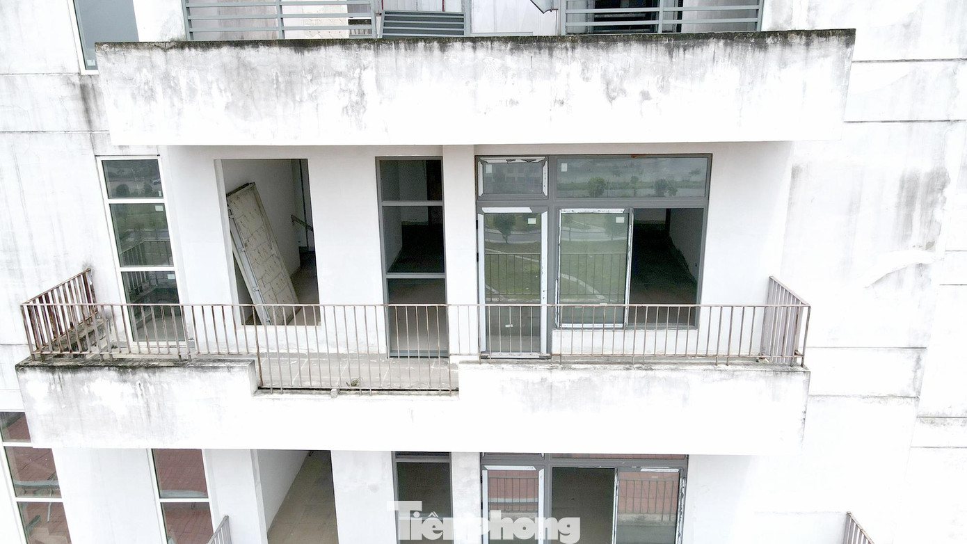 Hiện tại 1 số toà nhà với các hạng mục của bệnh viện Hữu nghị Việt Đức cơ sở 2 đã bị xuống cấp nghiêm trọng, rêu mốc, bong tróc.