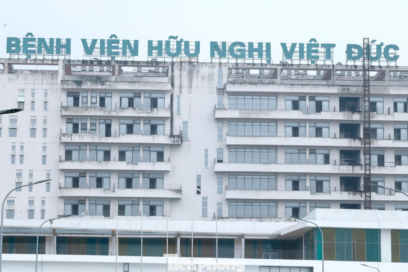 Bằng mắt thường không khó để nhận ra Bệnh viện đang ngày một xuống cấp vì 'bỏ hoang' không được tu bổ, chăm sóc.