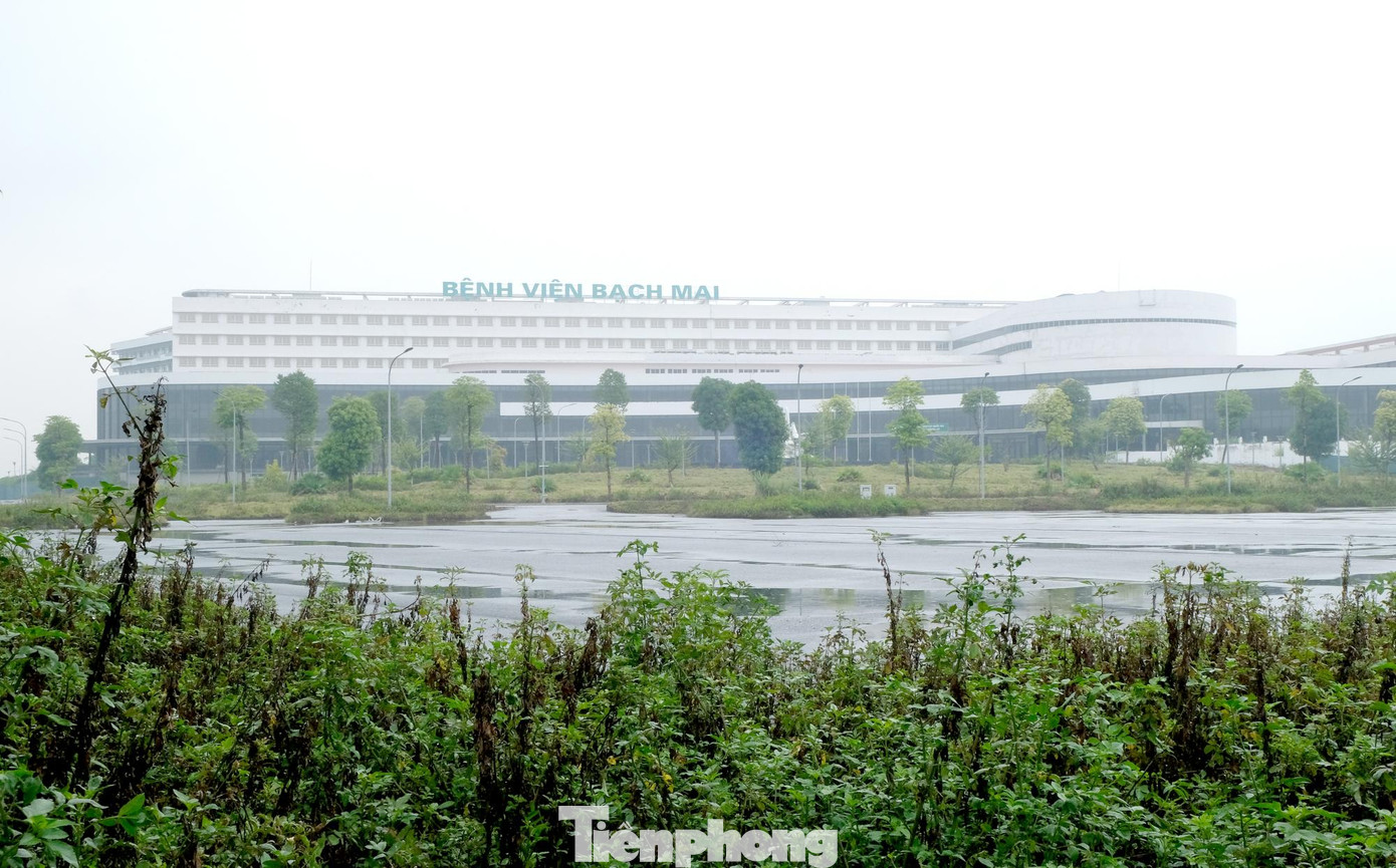 Khu khám bệnh của Bệnh viện Bạch Mai được đưa vào sử dụng một thời gian từ tháng 3/2019 đến tháng 3/2020 rồi thông báo tạm thời dừng hoạt động. Khu này sau đó từng được trưng dụng làm khu cách ly tập trung phòng chống COVID-19.