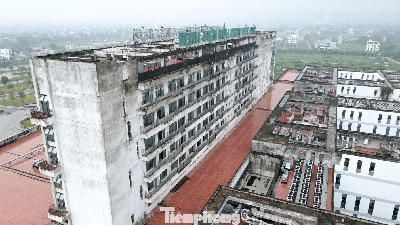 Nhưng khu khám bệnh của bệnh viện này sau khi khánh thành vẫn "nằm im", cửa đóng then cài mà chưa tiếp đón bệnh nhân đến khám chữa bệnh.