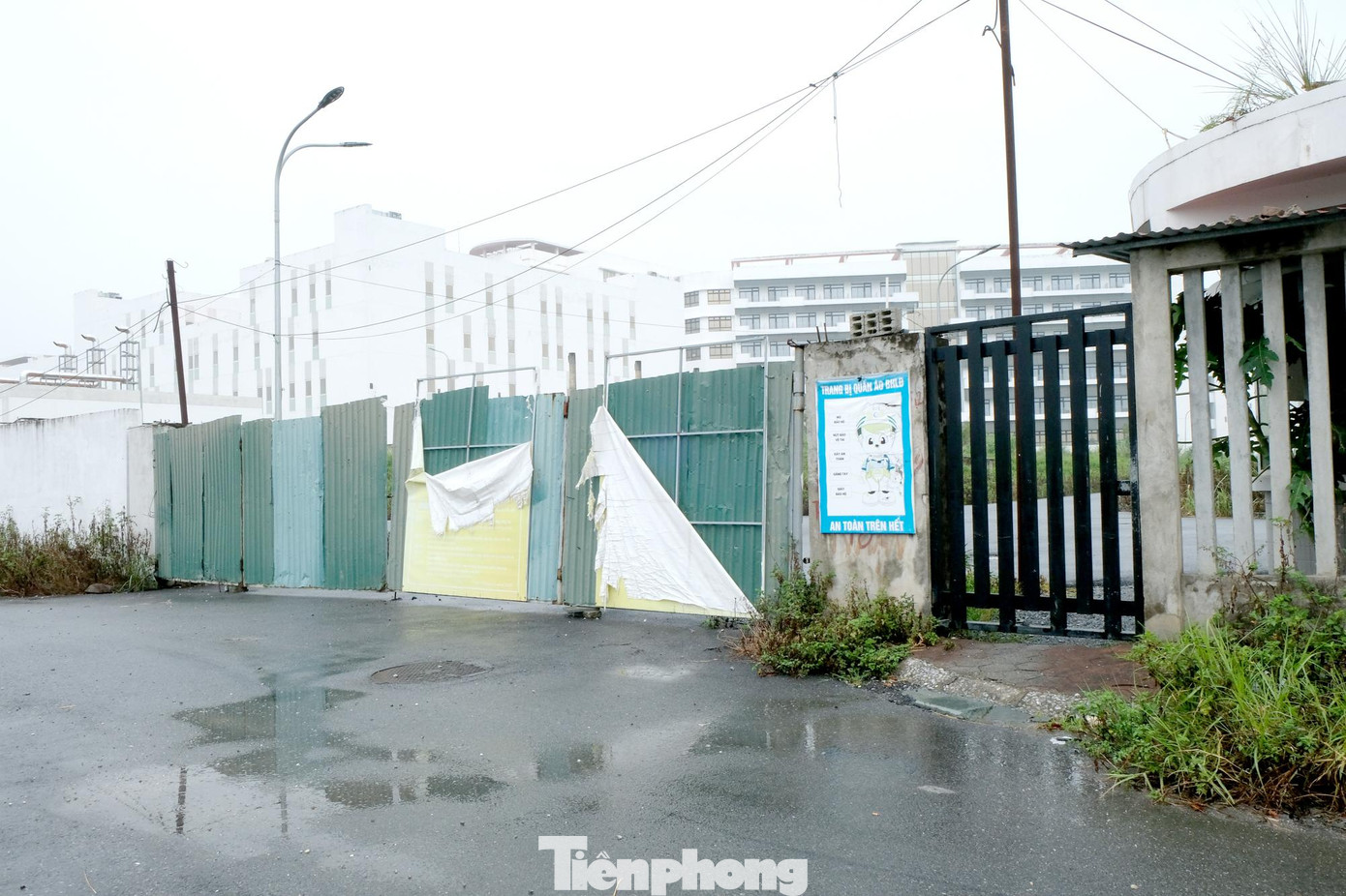 Theo báo cáo của Bộ Y tế, đến năm 2018, một số hạng mục của cả hai dự án đã hoàn thành, trong đó có khu khám bệnh. Nhưng cũng từ đó đến nay, cả hai dự án tạm dừng xây dựng. Hiện nay cả 2 bệnh viện đều đang đóng cửa, mặc dù tiến độ giải ngân đạt hơn 55% và 57%.