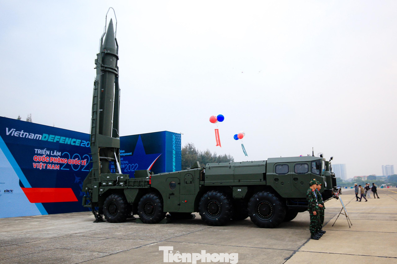 Tên lửa đất đối đất R17E (Scud-B) có chiều dài 11,25m, đường kính thân 0,88m, trọng lượng phóng 5,9 tấn, tầm bắn xa nhất 300km, diện tích sát thương từ 4-6ha.