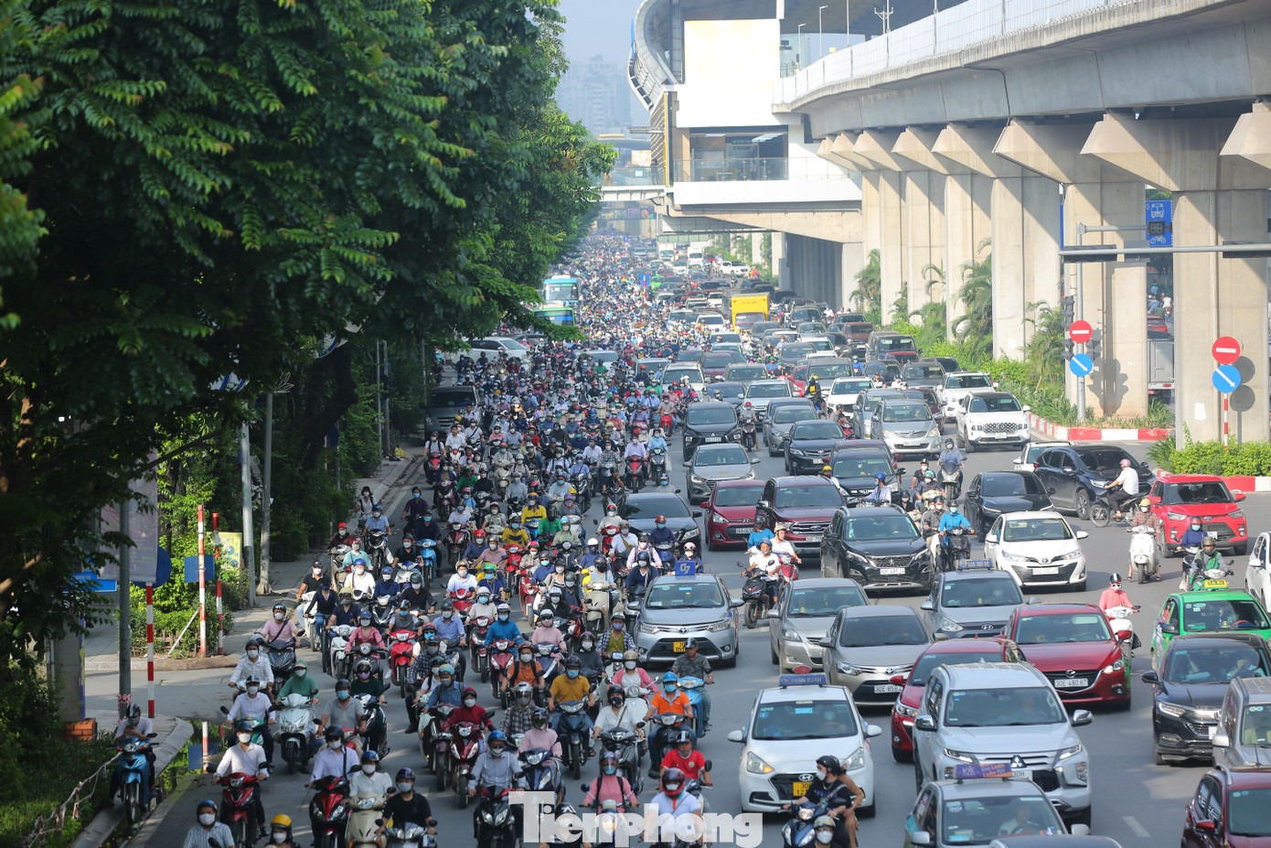6 làn đường Nguyễn Trãi đông kín lưu lượng ô tô, xe máy.