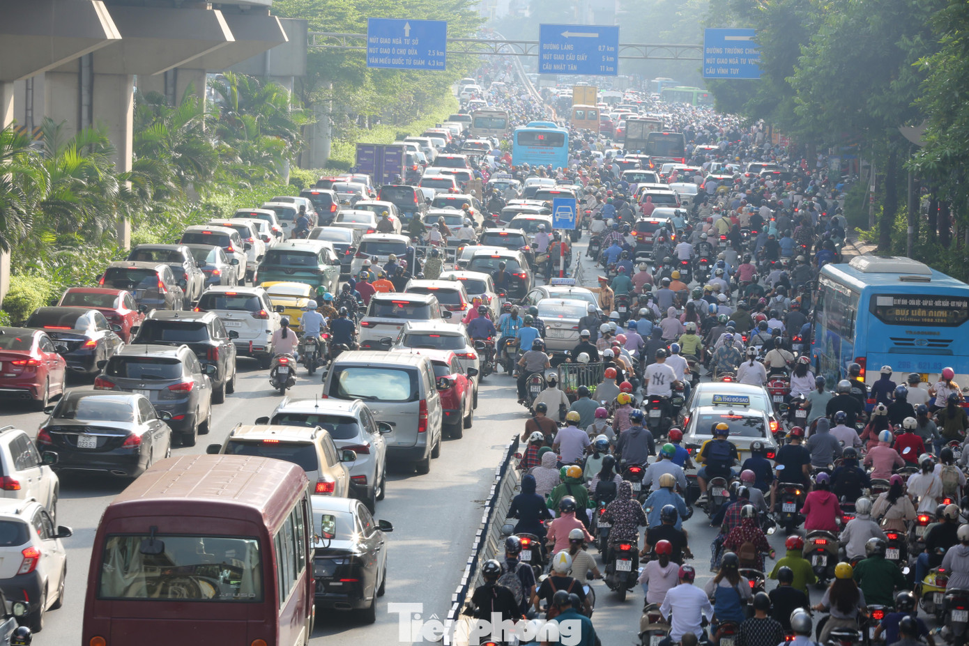 Sau 2 ngày tổ chức vào cuối tuần, sáng nay (8/8) phương án thí điểm tổ chức giao thông theo hướng tách dòng phương tiện ô tô, xe máy đi theo làn riêng trên đường Nguyễn Trãi đoạn từ nút Thanh Xuân đến Ngã Tư Sở chính thức "sát hạch" với lưu thông giao thông thực tế.