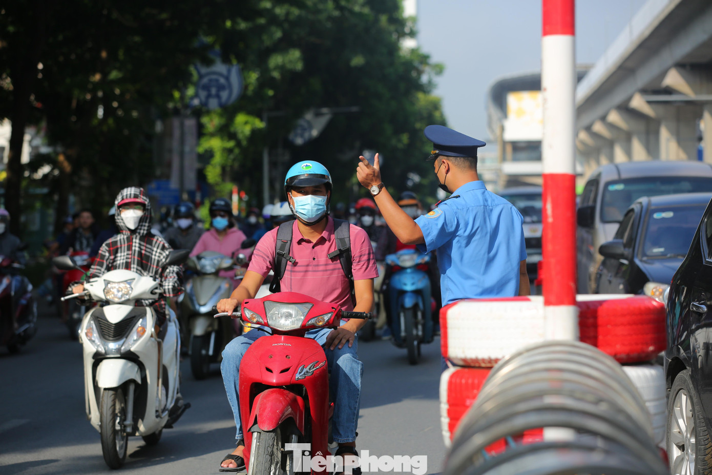 Lưu lượng phương tiện tăng cao ngày đầu tuần là bài "kiểm tra" khắc nghiệt với việc phân làn xe ở đường Nguyễn Trãi.