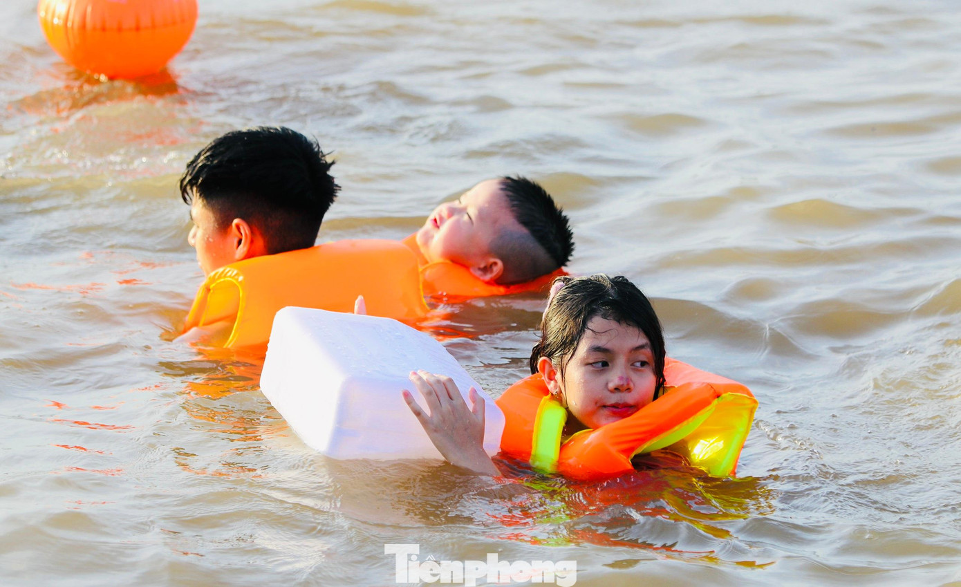 Sông Hồng với mặt nước mênh mông rộng lớn, lại không có nhân viên cứu hộ trực nên tiềm ẩn nguy cơ đuối nước rất nguy hiểm.