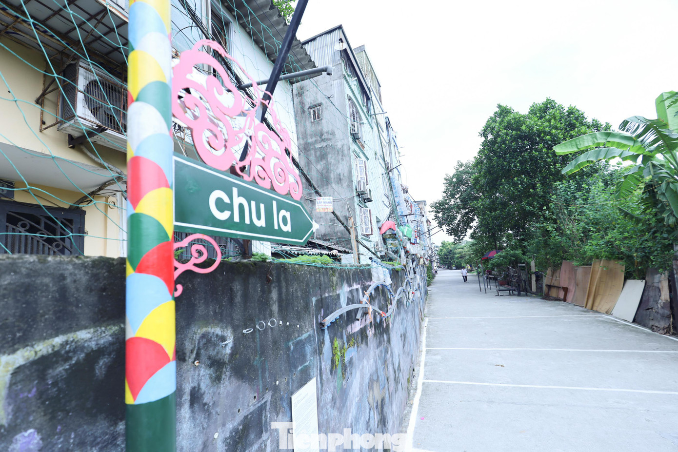 Trên nhiều bức tường chỉ còn vài nét vẽ bằng sơn màu, các bức tường đang bong tróc.