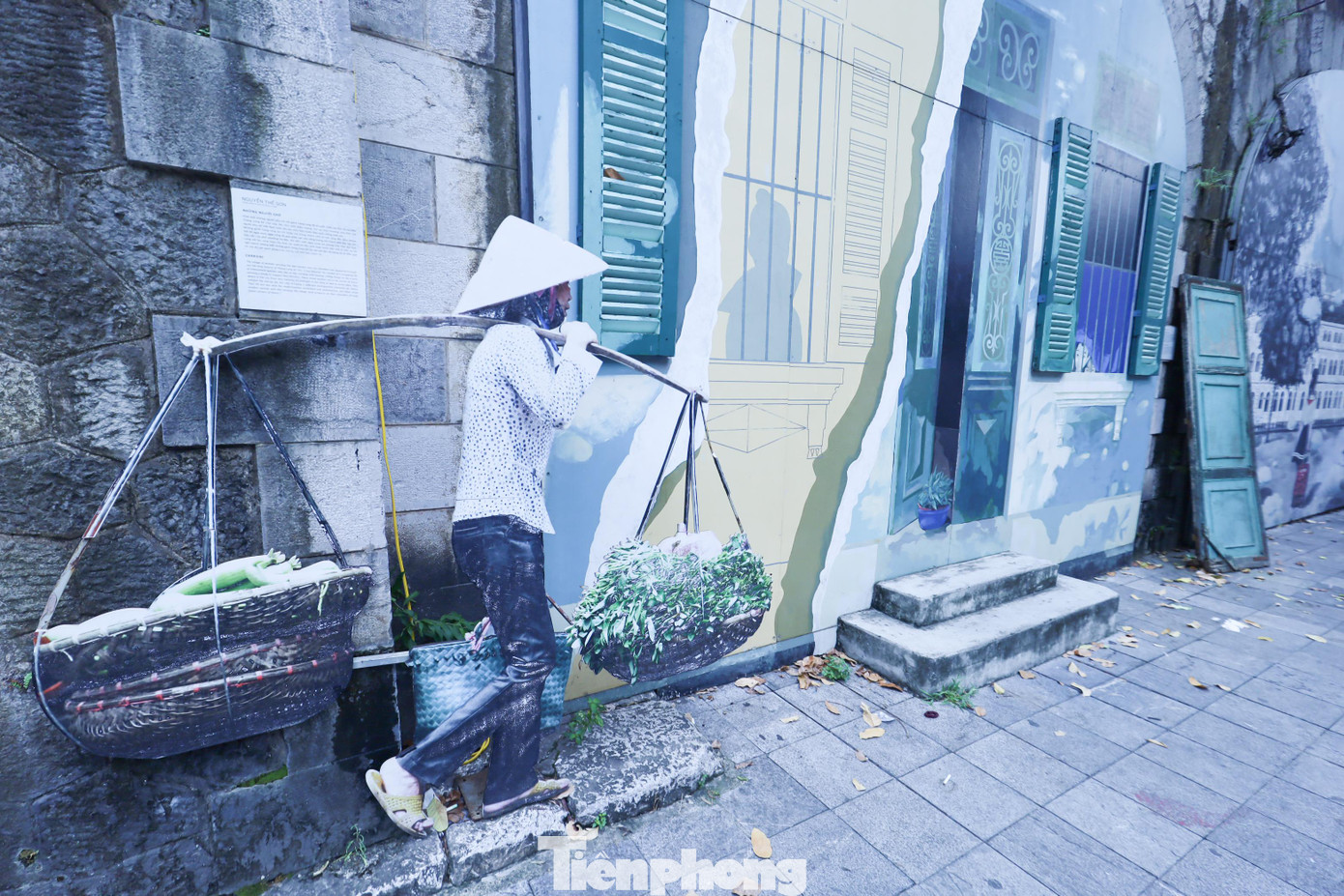 Đại diện Ban quản lý Hồ Hoàn Kiếm và Phố cổ Hà Nội cho biết, đơn vị đã có kế hoạch cùng phối hợp với các họa sĩ Hàn Quốc chỉnh trang lại các bức bích họa trên phố Phùng Hưng. Ngoài ra, Ban quản lý cũng đề nghị phường Hàng Mã tăng cường xử lý các trường hợp cố tình bôi bẩn, ảnh hưởng đến không gian công cộng.