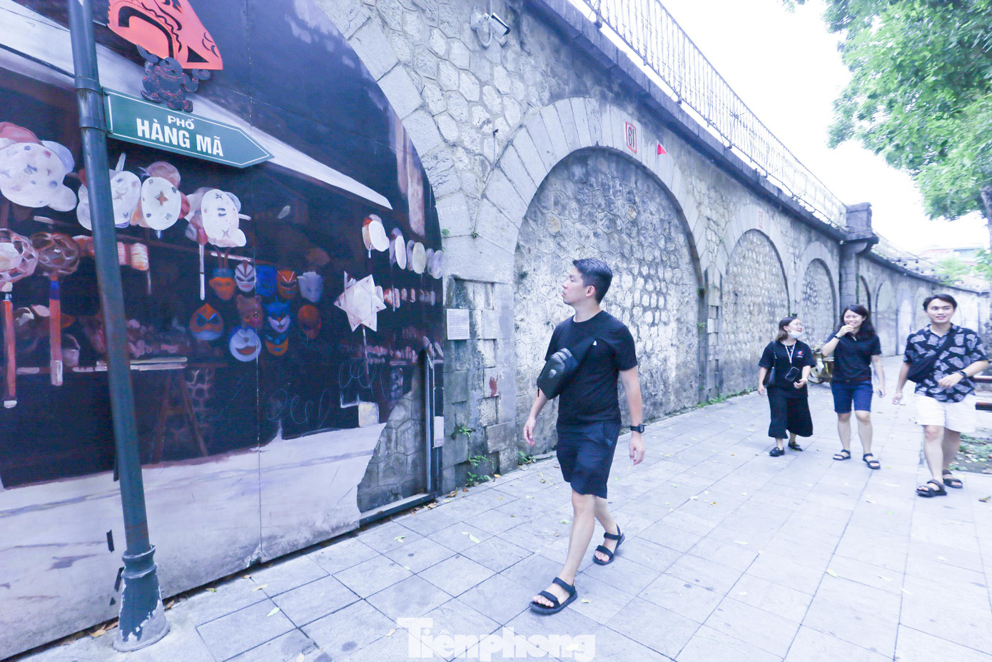 Khu phố bích hoạ Phùng Hưng cũng có hiện tượng bong tróc ở một số mảng tác phẩm sau 5 năm đưa vào sử dụng.