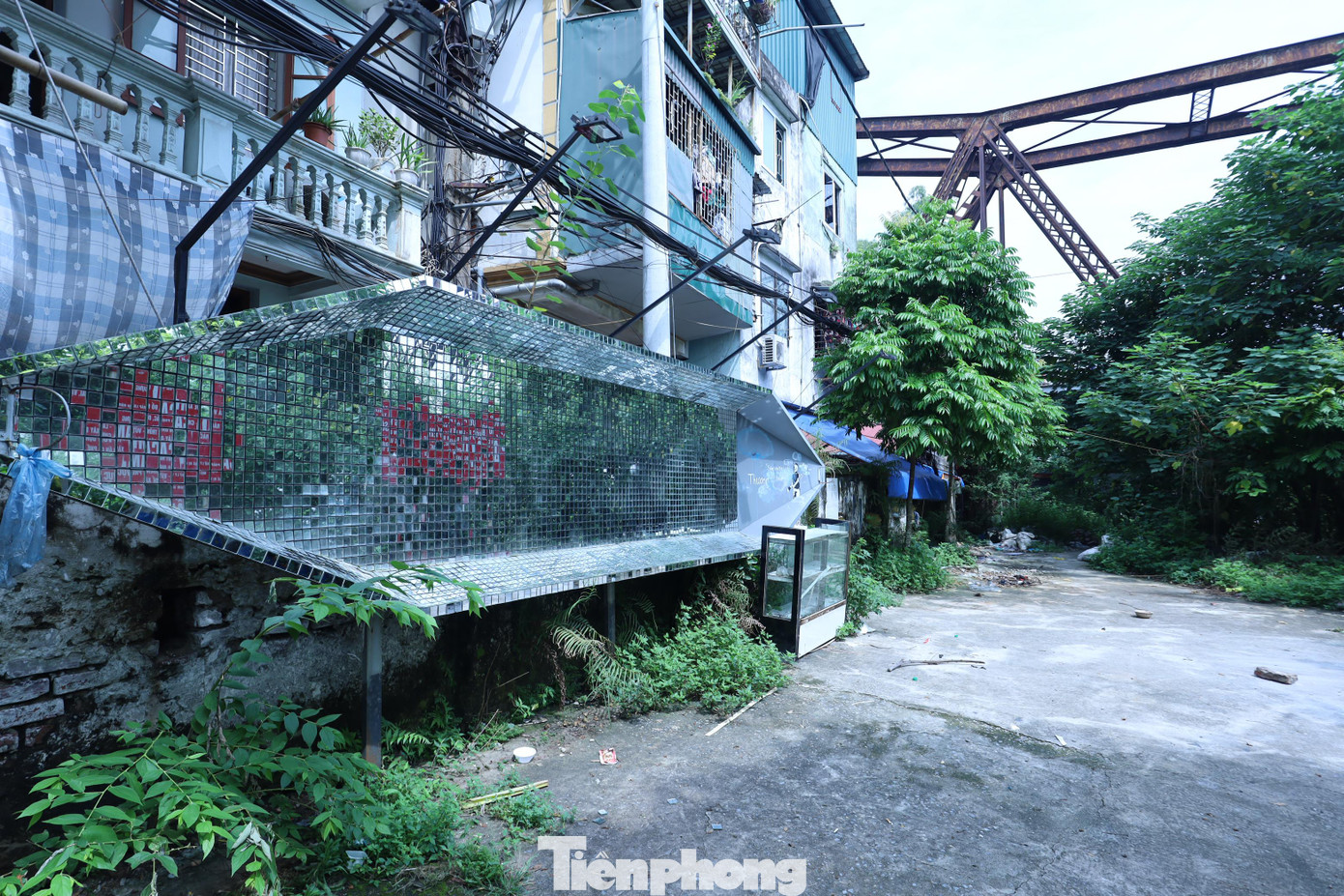 Thậm chí nhiều tác phẩm dường như đã biến mất hoàn toàn, chỉ còn sót lại vài mảnh ghép phía chân tường, cây cối cỏ dại mọc um tùm...