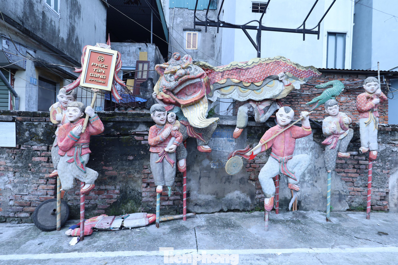 Tác phẩm “Múa Lân” tái hiện hình dạng những cây tò he cỡ lớn cũng bị hư hỏng.