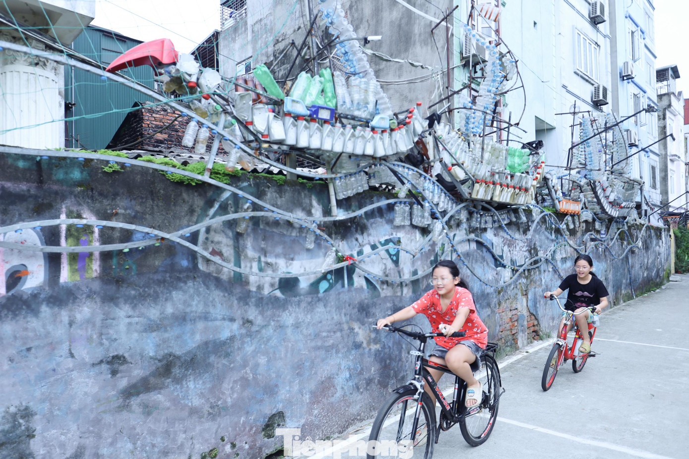 Thời gian vừa qua, không gian nghệ thuật Phúc Tân đã để lại nhiều ấn tượng với người dân khi biến một bãi rác ven sông Hồng trở thành địa điểm check-in nổi tiếng với người dân Thủ đô. Tuy nhiên các tác phẩm đang bị hư hỏng, xuống cấp.