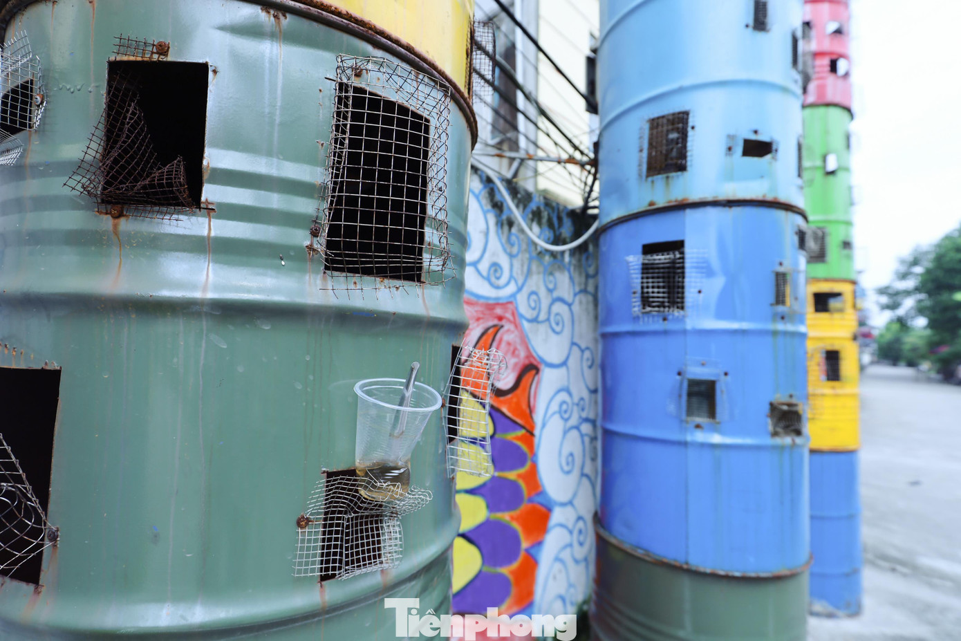 Đại diện UBND phường Phúc Tân cho biết, tại không gian nghệ thuật Phúc Tân luôn có tổ bảo vệ của tổ dân phố, dân quân tự vệ thay nhau trông coi, nhắc nhở người dân. Tuy nhiên do tính chất ngoài bãi phức tạp, ý thức người dân chưa cao nên nhiều tác phẩm bị xuống cấp.