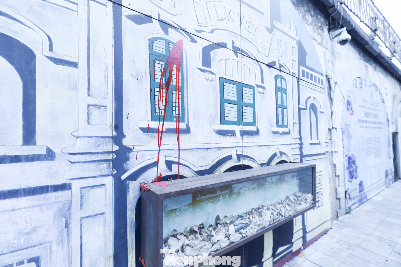 Ông Nguyễn Quốc Hoàn, Phó Chủ tịch UBND quận Hoàn Kiếm cho biết, quận đang phối hợp với Tổng Công ty đường sắt Việt Nam để mở rộng không gian bích họa. Để phố bích họa là không gian giao lưu, điểm đến của người dân Thủ đô, quận Hoàn Kiếm sẽ tiếp tục vận động người dân gần đó cùng giám sát các hành vi không đẹp gây ảnh hưởng đến phố bích họa. Đồng thời tăng cường xử phạt qua các camera có sẵn trên phố Phùng Hưng.