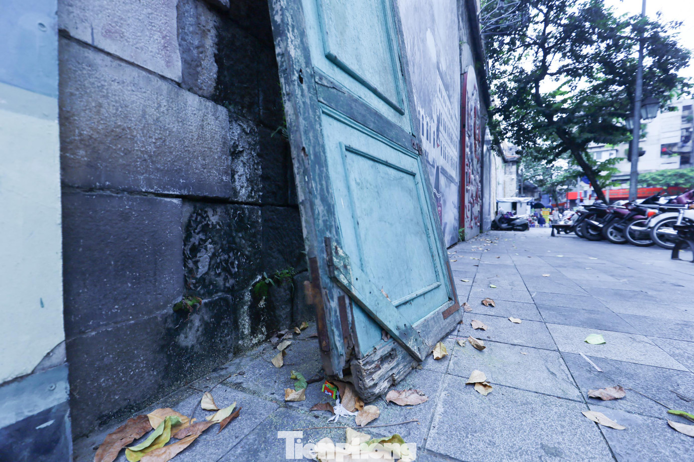 Sự xuống cấp của khu phố bích hoạ để lại nhiều sự tiếc nuối với du khách tham quan.