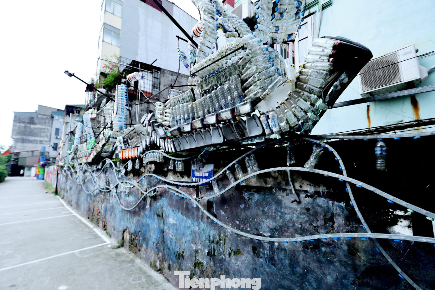 Tác phẩm “Thuyền” của tác giả Vũ Xuân Đông được sắp đặt từ vỏ chai nhựa nên hình dáng chiếc thuyền nay bị rơi rụng, nứt vỡ toác.