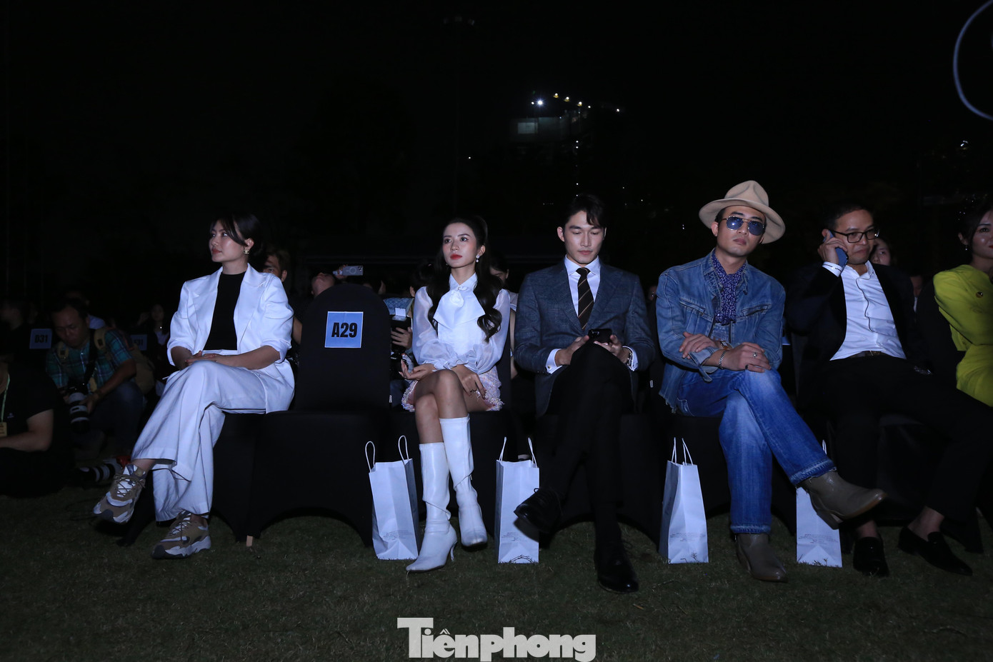 Khách mời hào hứng tham gia buổi hoà nhạc.