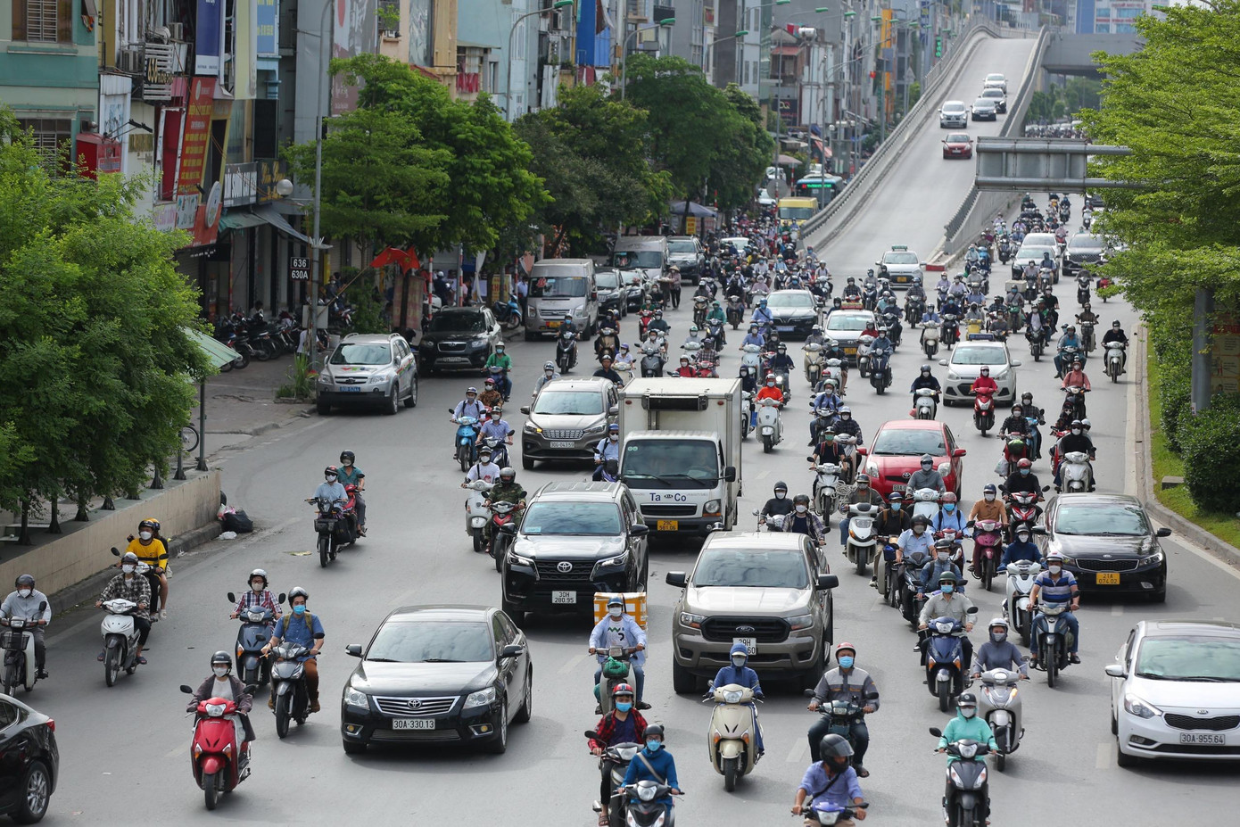 Nút giao Ngã Tư Sở - Trường Chinh đã thông thoáng hơn trong giờ cao điểm sáng nay. Nút giao Ngã Tư Sở - Trường Chinh đã thông thoáng hơn trong giờ cao điểm sáng nay.