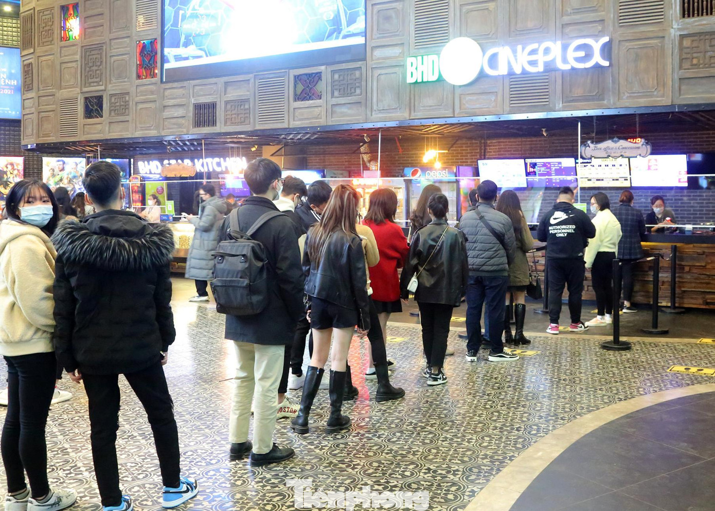 Hàng dài người nối đuôi nhau đợi mua vé vào rạp xem phim trong Lễ tình nhân.