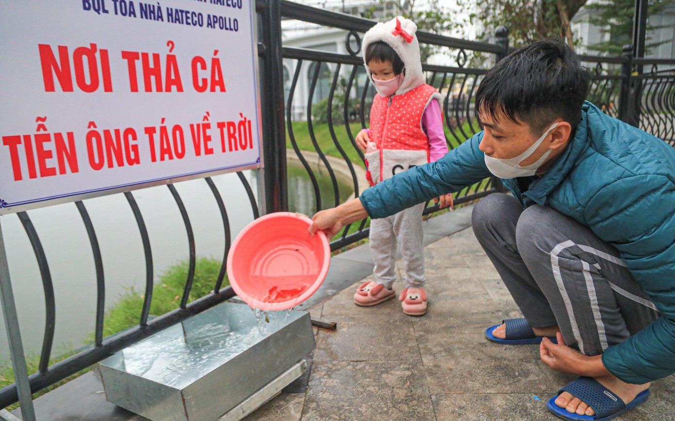 Ghi nhận của phóng viên báo Tiền Phong tại một khu chung cư thuộc quận Nam Từ Liêm (Hà Nội) đã lắp những "máng trượt" cho người dân thả cá được thuận tiện hơn.