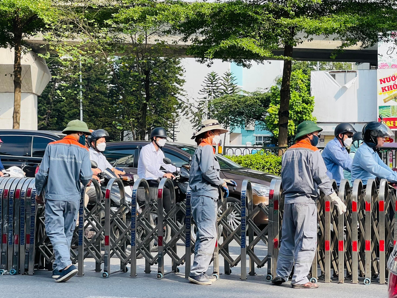 Lực lượng chức năng vẫn tiếp tục điều chỉnh các dải phân cách cứng để phù hợp với giao thông trên toàn tuyến.