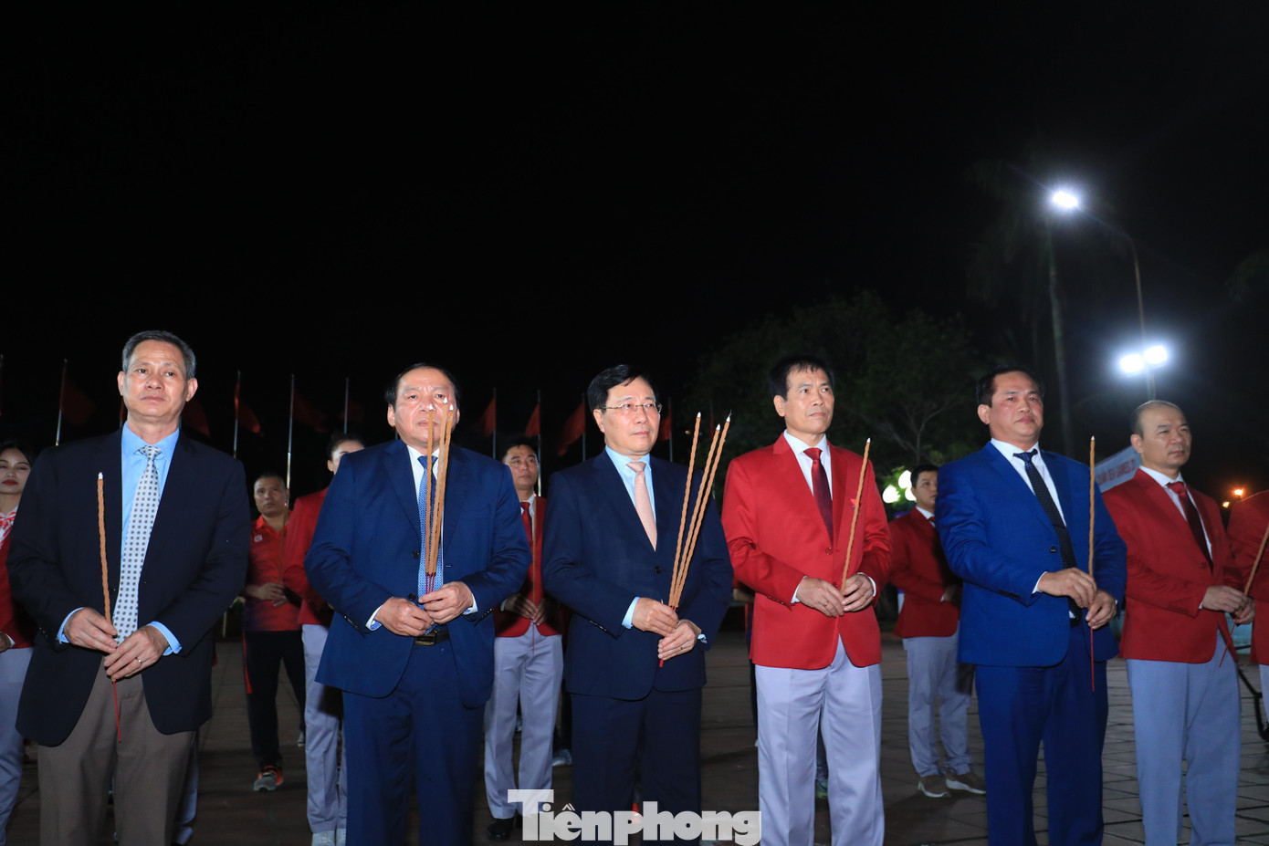 Trước khi buổi lễ bắt đầu, Ủy viên Bộ Chính trị, Phó Thủ tướng thường trực Chính phủ Phạm Bình Minh và các thành viên đoàn thể thao Việt Nam (TTVN) đã làm lễ dâng hương tại tượng đài Chủ tịch Hồ Chí Minh tại khuôn viên Trung tâm huấn luyện thể thao quốc gia Hà Nội.