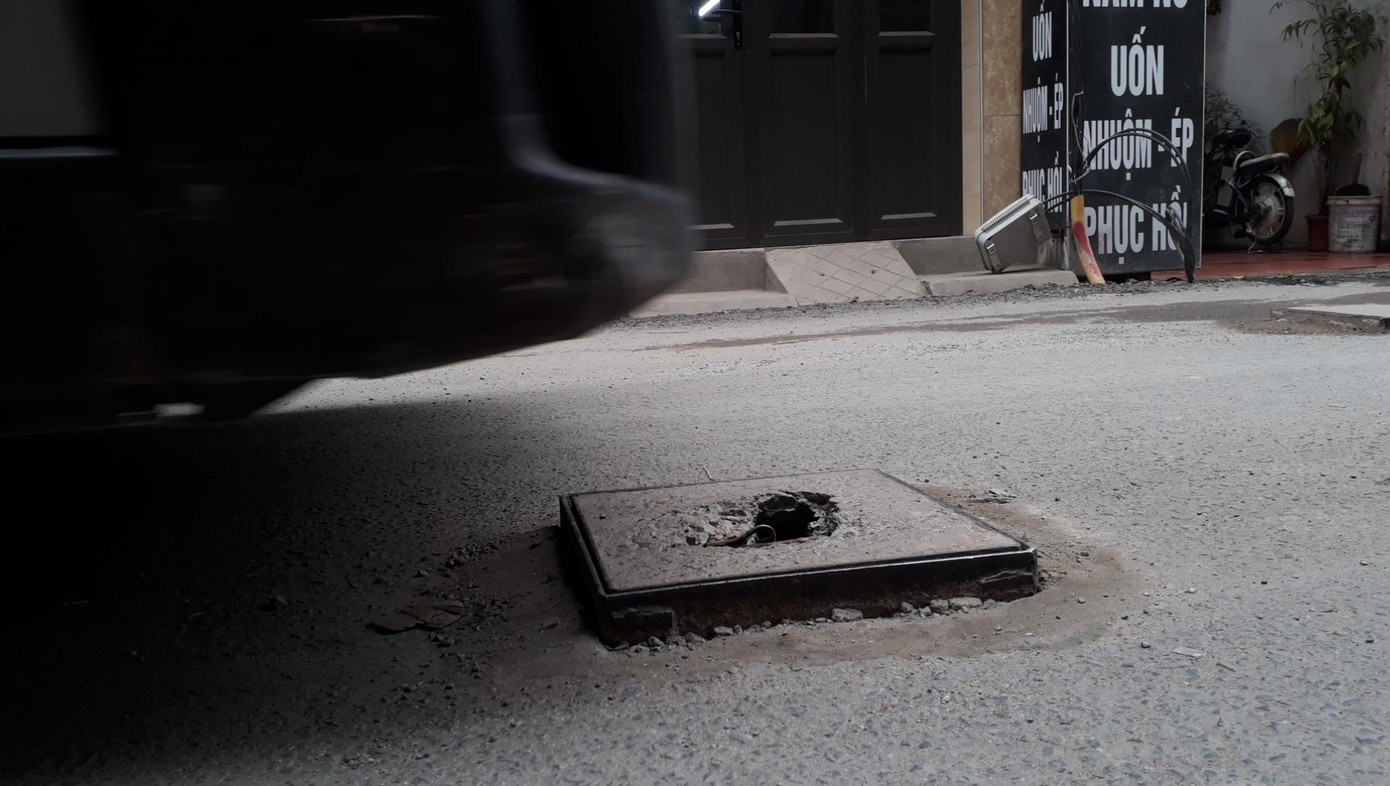 Tuyến đường chưa đến 1km có tới 160 hố ga, nắp cống nhô cao gây nguy hiểm cho người dân di chuyển.