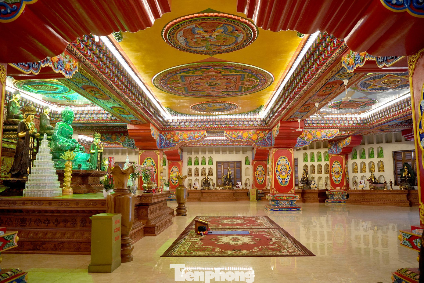 Phía tầng âm của pho đại tượng, nhà chùa tạo mô hình mô phỏng về 18 tầng địa ngục và cõi trời, thiên cung, cõi a tu la,... tức là lục đạo luân hồi, dựa theo luật nhân quả, những bài giảng, kinh sách mà ra.