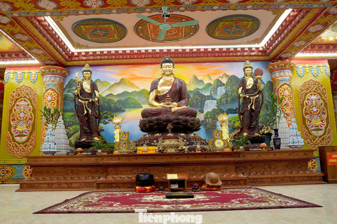 Nằm giữa làng quê yên bình, pho đại tượng A Di Đà đang được các nghệ nhân hoàn thiện với mong muốn vì hòa bình cho toàn thế giới. Dự kiến khi hoàn thiện, pho đại tượng này sẽ lập kỷ lục lớn nhất khu vực Đông Nam Á.