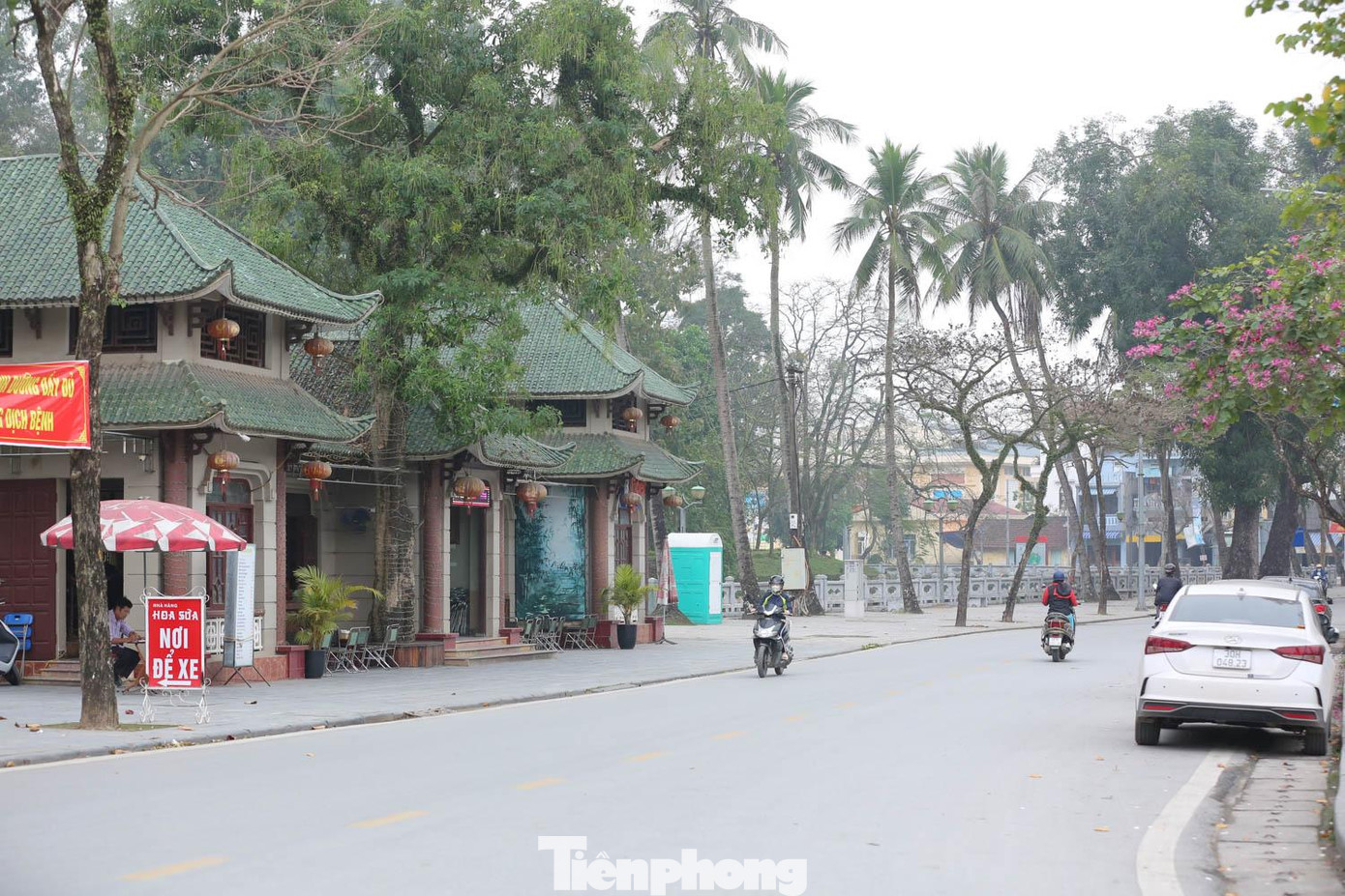 Sơn kẻ vạch đường các tuyến phố xung quanh Thành cổ và một số tuyến phố lân cận khu vực hoạt động của phố đi bộ; hoàn thành lắp đặt biển thông tin, biển chỉ dẫn quanh hào Thành cổ; triển khai lắp đặt hàng rào tiểu cảnh. Sơn kẻ vạch đường các tuyến phố xung quanh Thành cổ và một số tuyến phố lân cận khu vực hoạt động của phố đi bộ; hoàn thành lắp đặt biển thông tin, biển chỉ dẫn quanh hào Thành cổ; triển khai lắp đặt hàng rào tiểu cảnh.