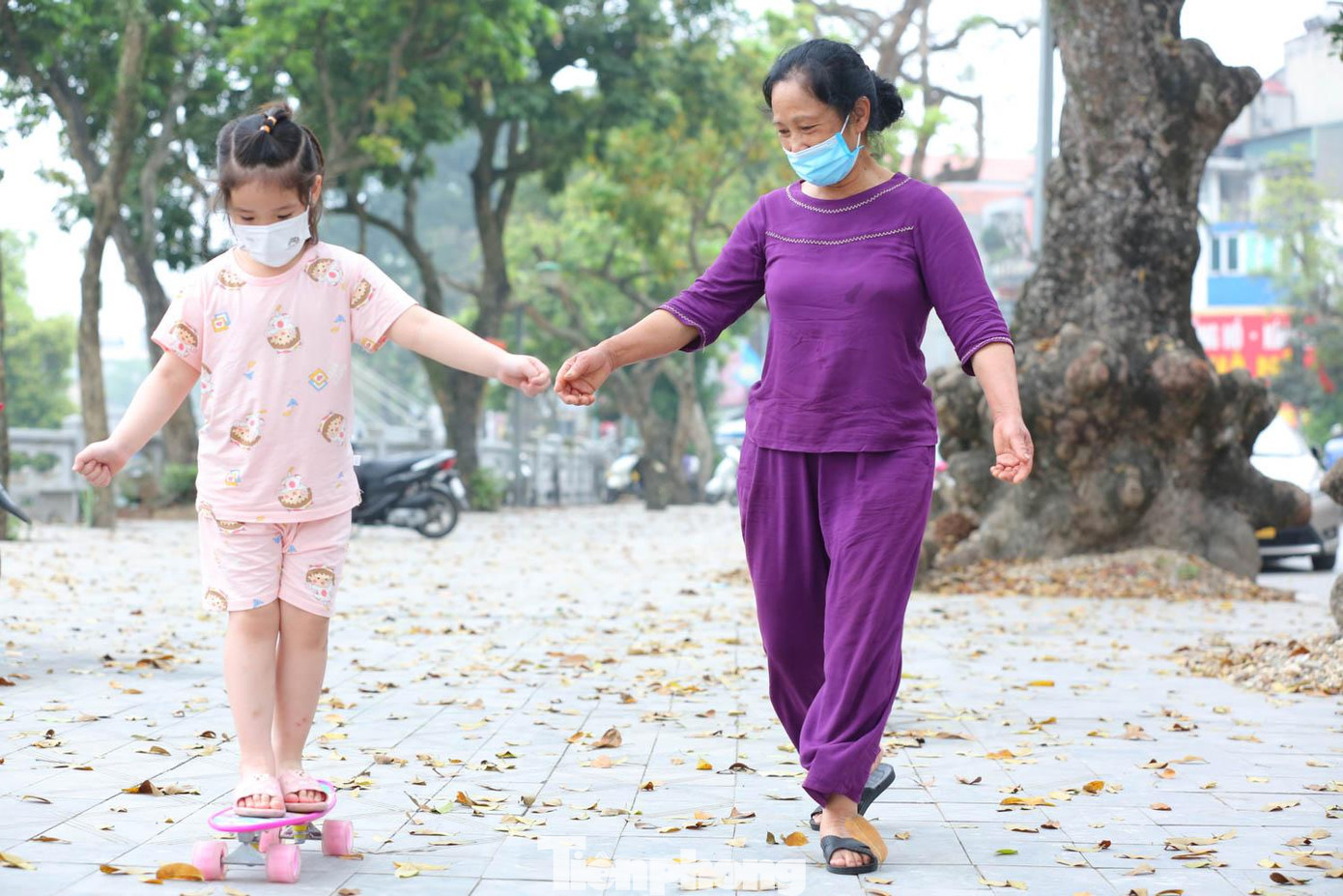 Cô Minh nhà ở tuyến phố Nguyễn Thái Học hào hứng chia sẻ: "Tuyến phố đi bộ sẽ giúp hình thành không gian giải trí, văn hóa, du lịch, đồng thời phát huy giá trị di tích lịch sử quan trọng của địa phương, giúp cải thiện cuộc sống của người dân chúng tôi hơn". Cô Minh nhà ở tuyến phố Nguyễn Thái Học hào hứng chia sẻ: "Tuyến phố đi bộ sẽ giúp hình thành không gian giải trí, văn hóa, du lịch, đồng thời phát huy giá trị di tích lịch sử quan trọng của địa phương, giúp cải thiện cuộc sống của người dân chúng tôi hơn".