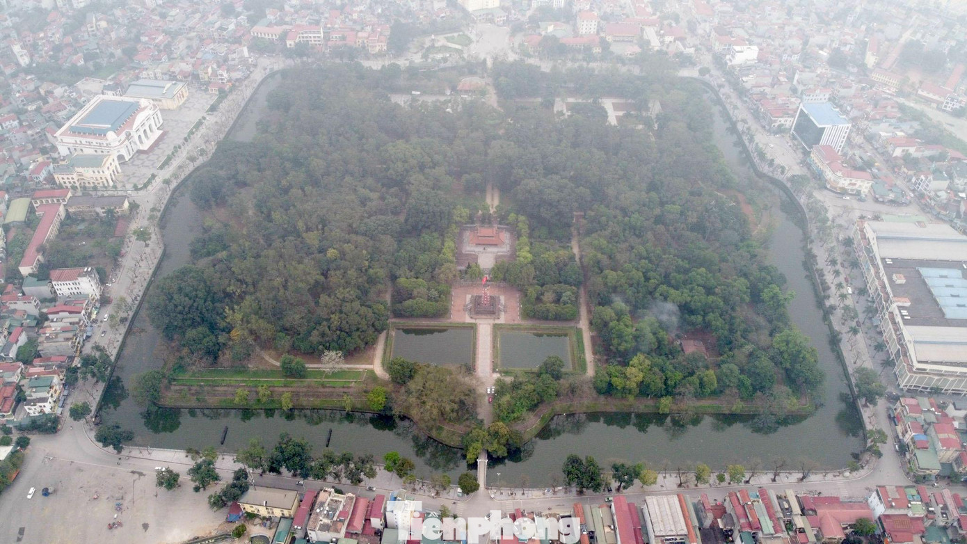 Toàn cảnh tuyến phố đi bộ quanh Thành cổ Sơn Tây. Toàn cảnh tuyến phố đi bộ quanh Thành cổ Sơn Tây.