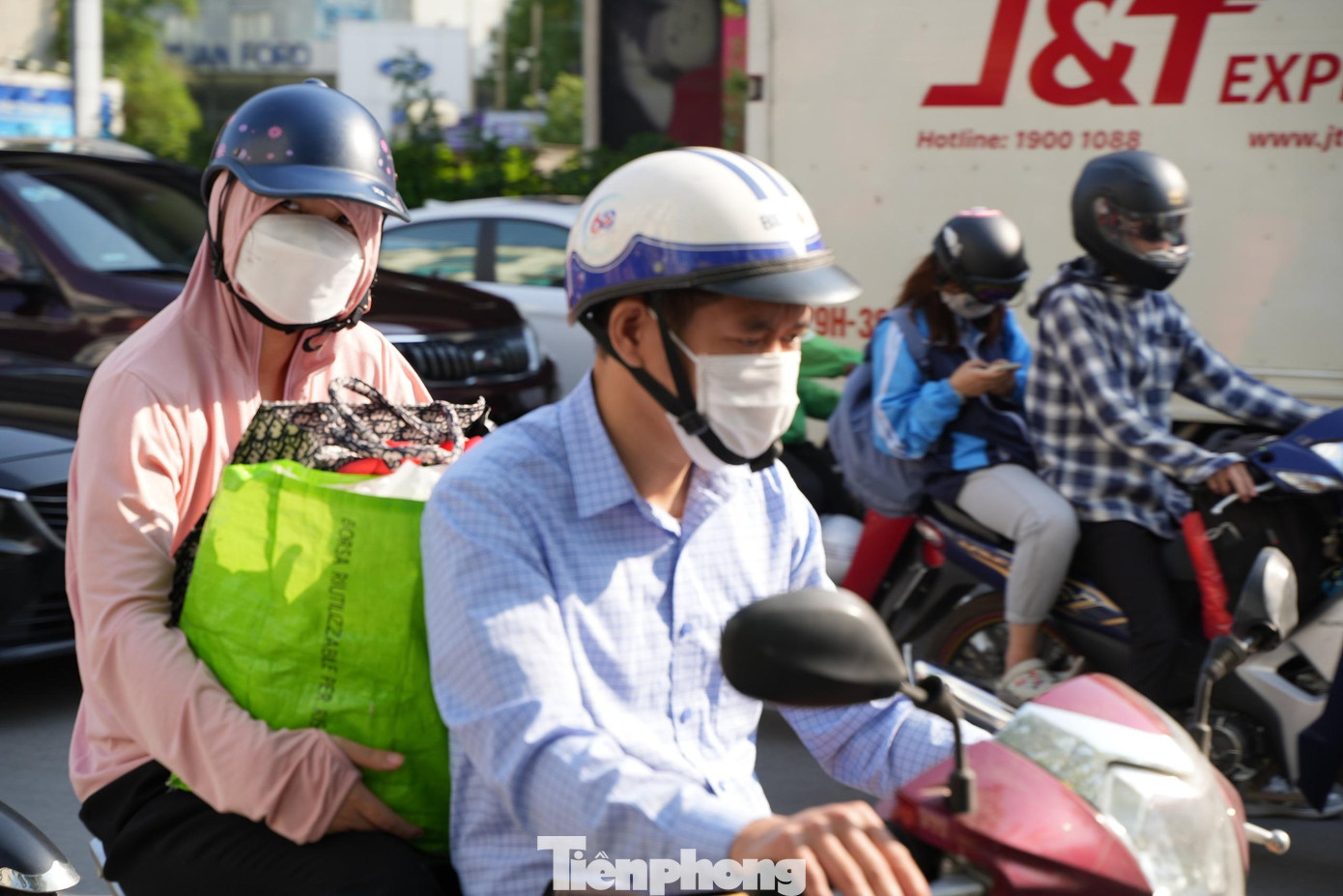 Người dân lỉnh kỉnh đồ đạc trở lại thành phố sau kỳ nghỉ lễ kéo dài 4 ngày. Người dân lỉnh kỉnh đồ đạc trở lại thành phố sau kỳ nghỉ lễ kéo dài 4 ngày.