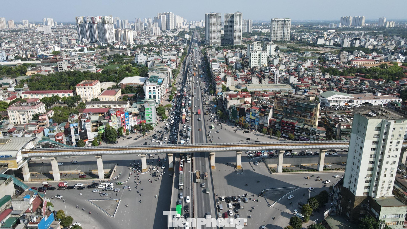 Hơn 16h tại tuyến đường vành đai 3 trên cao, đoạn qua nút giao Nguyễn Xiển - Khuất Duy Tiến xảy ra tình trạng ùn tắc kéo dài, hàng nghìn phương tiện ôtô nối đuôi nhau di chuyển chậm chạp theo hướng vào nội đô thành phố. Hơn 16h tại tuyến đường vành đai 3 trên cao, đoạn qua nút giao Nguyễn Xiển - Khuất Duy Tiến xảy ra tình trạng ùn tắc kéo dài, hàng nghìn phương tiện ôtô nối đuôi nhau di chuyển chậm chạp theo hướng vào nội đô thành phố.