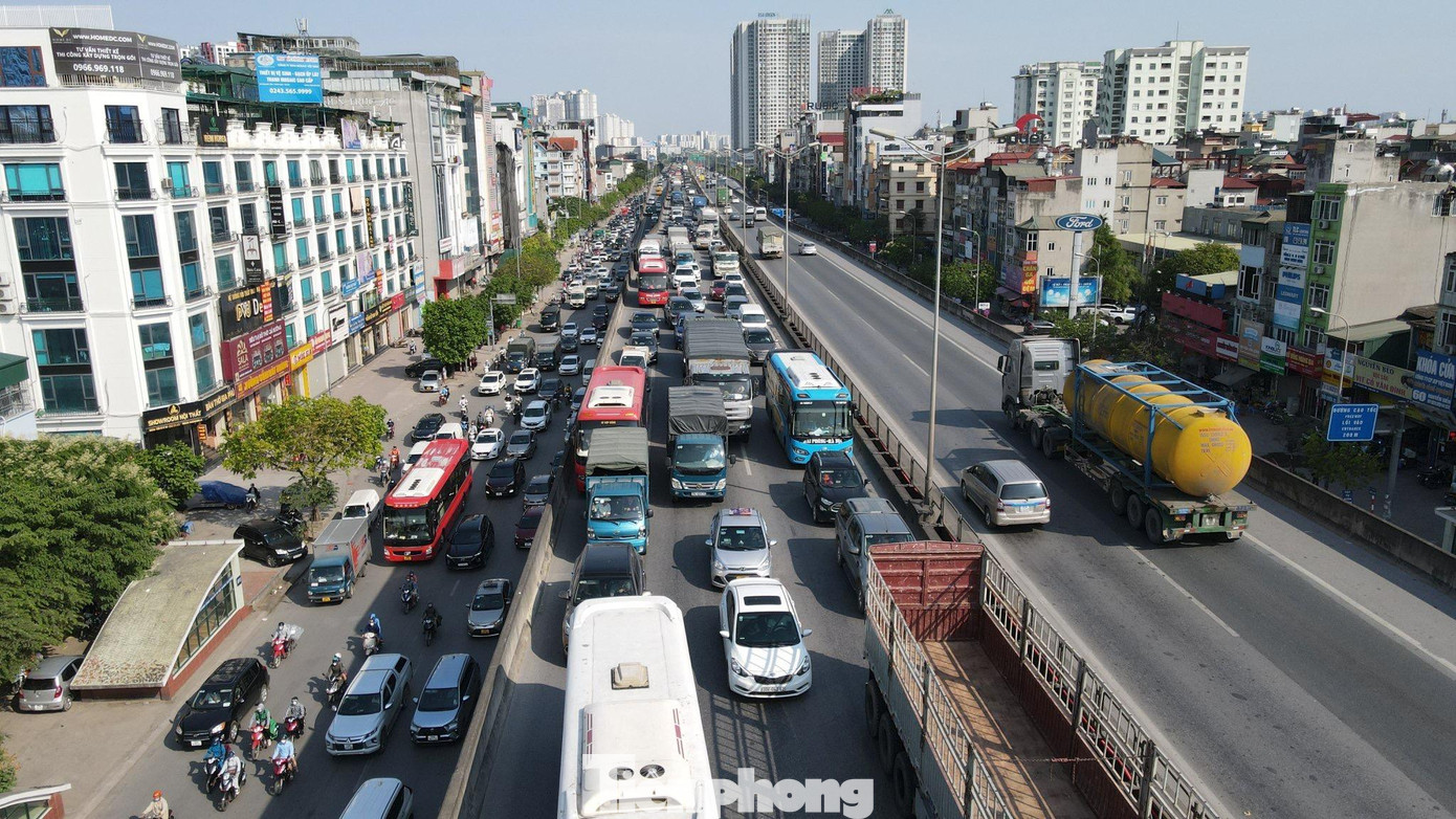 Trong khi hướng ngược lại chỉ lác đác xe. Trong khi hướng ngược lại chỉ lác đác xe.