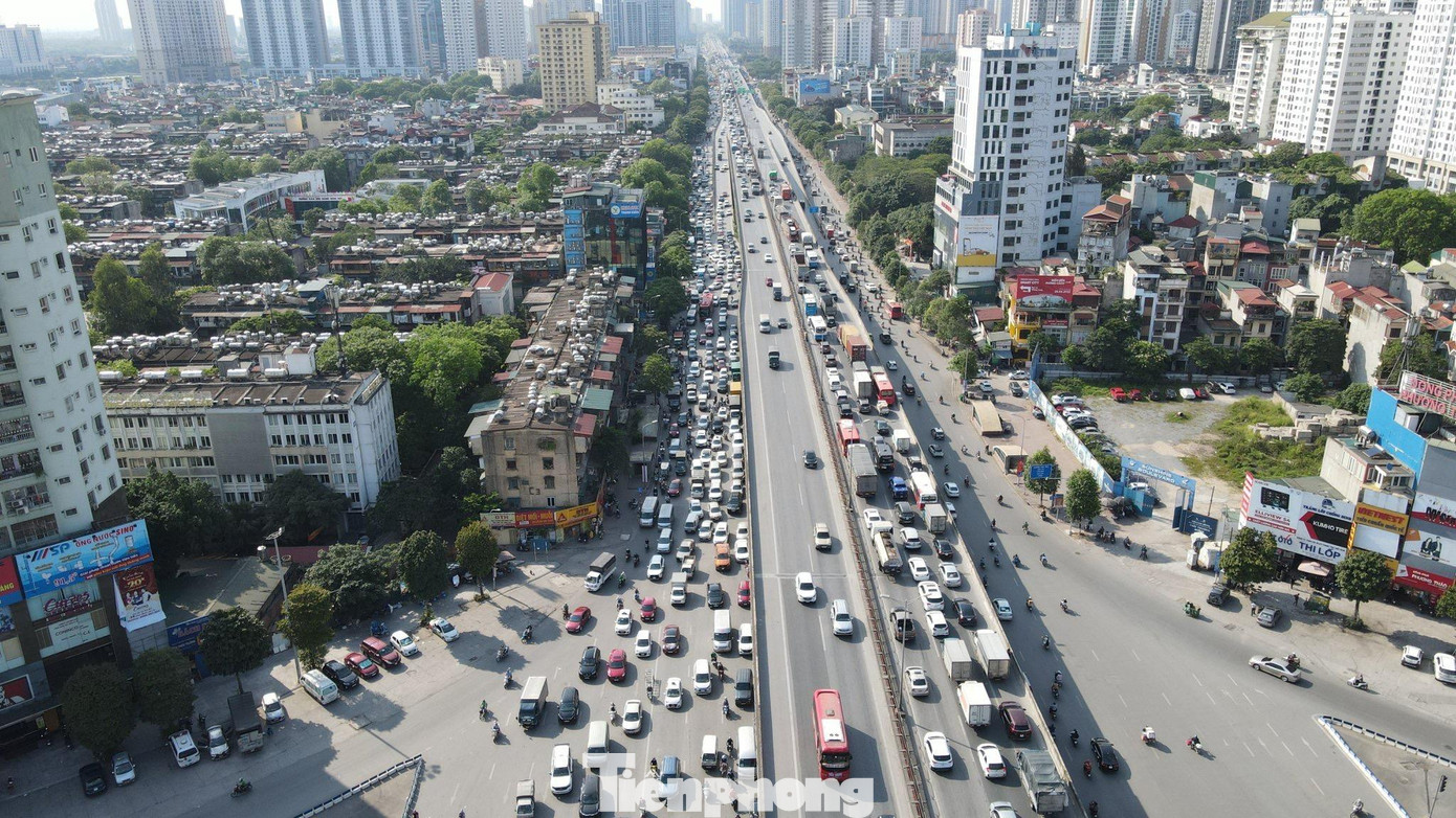 Hàng dài xe ô tô nối đuôi nhau ken kín lòng đường. Các phương tiện ùn tắc từ trên cao xuống dưới thấp đoạn qua nút giao đường Khuất Duy Tiến - Nguyễn Trãi. Hàng dài xe ô tô nối đuôi nhau ken kín lòng đường. Các phương tiện ùn tắc từ trên cao xuống dưới thấp đoạn qua nút giao đường Khuất Duy Tiến - Nguyễn Trãi.