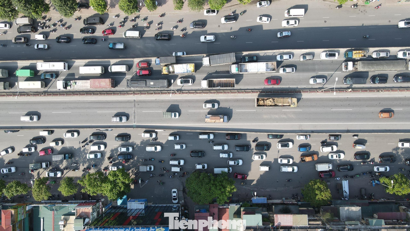 Càng về chiều, áp lực giao thông ngày càng tăng tại các cửa ngõ Thủ đô. Càng về chiều, áp lực giao thông ngày càng tăng tại các cửa ngõ Thủ đô.