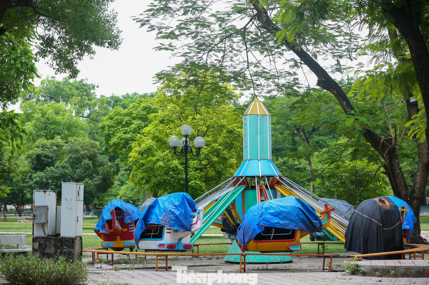 Nhiều khu vực vui chơi trong công viên đã hư hỏng, thậm chí phải phủ bạt, đắp chiếu không thể sử dụng được tiếp.