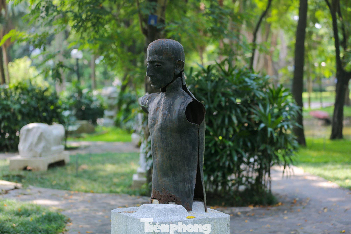 Một số tác phẩm nổi tiếng được trưng bày như “Người chơi vĩ cầm” đã hư hỏng nặng, không còn cánh tay và đàn, không thể nhận ra tác phẩm nghệ thuật lúc đầu khiến nhiều người không khỏi tiếc nuối xót xa.