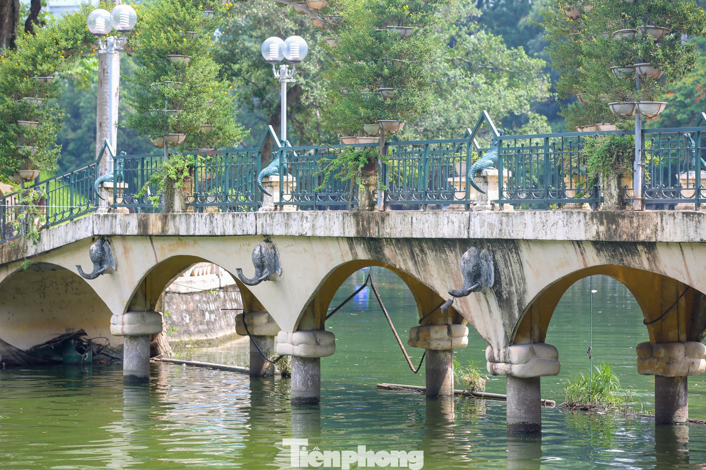 Dấu ấn thời gian đã hằn sâu trên các công trình trong công viên Bách Thảo.