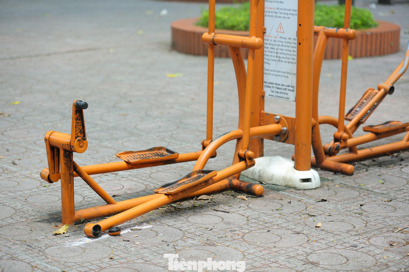 Các hạng mục vui chơi, tập luyện thể dục thể thao cho người dân cũng đã xuống cấp, hư hỏng không thể sử dụng.