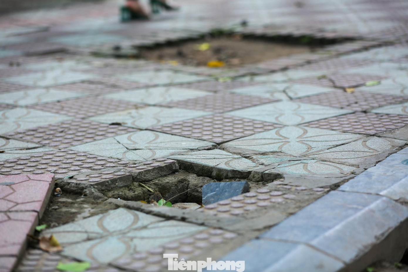 Nhiều hố sụt lún trên vỉa hè gây mất an toàn cho người dân khi đi tham quan, vui chơi trong công viên.