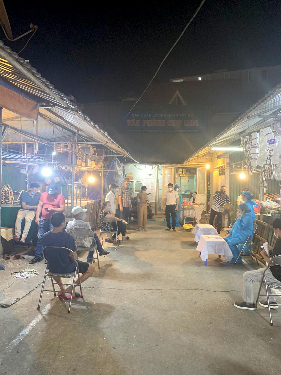 Để đảm bảo công tác phòng, chống dịch COVID-19, các tiểu thương tại chợ được xét nghiệm tầm soát đều đặn 3 ngày/lần.