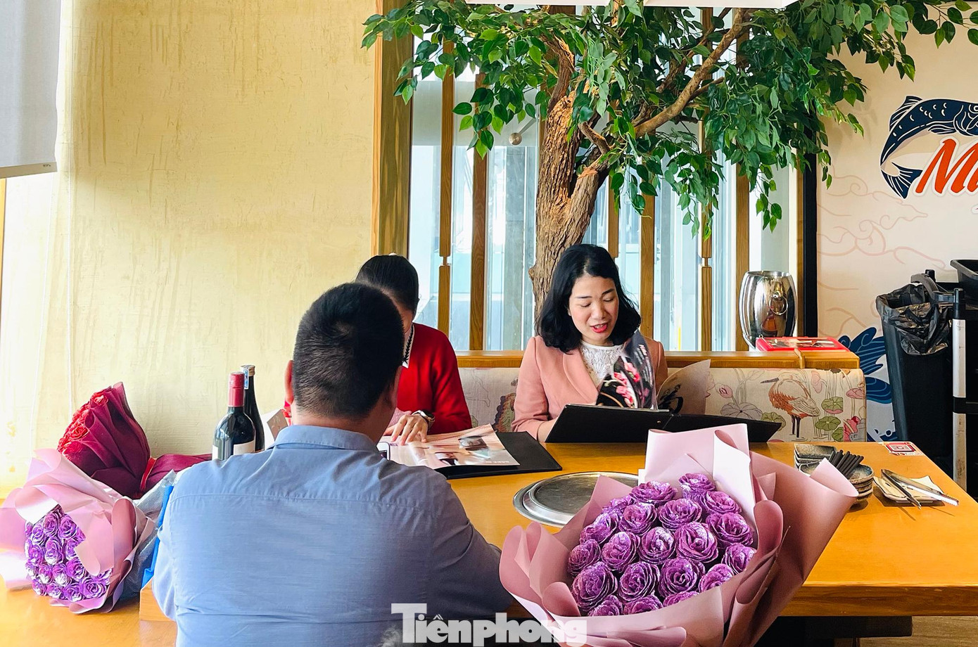 Những bó hoa lãng mạn không thể thiếu trong ngày lễ đặc biệt như thế này.