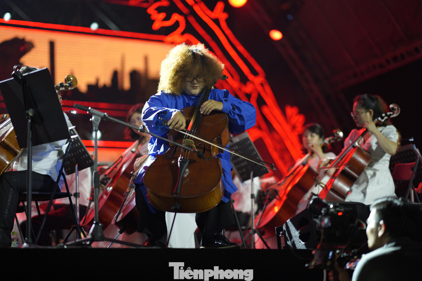 Từ cung bậc cảm xúc của khởi sinh tới những âu lo thời gian, và chương cuối cùng là khúc khải hoàn chờ đón bình minh mới của thế giới, với hy vọng về tình yêu và sự đồng lòng của con người sẽ đưa màu xanh trở lại trên trái đất.