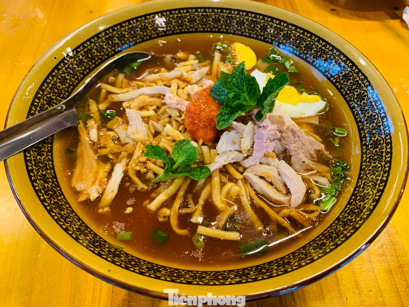 Cốn sủi được làm từ những sợi bánh phở mềm như món phở ở Hà Nội, nhưng lại không có nhiều nước như phở mà chỉ có một chút nước sốt đặc sệt như bánh canh ở Huế và Sài Gòn. Cốn sủi được làm từ những sợi bánh phở mềm như món phở ở Hà Nội, nhưng lại không có nhiều nước như phở mà chỉ có một chút nước sốt đặc sệt như bánh canh ở Huế và Sài Gòn.