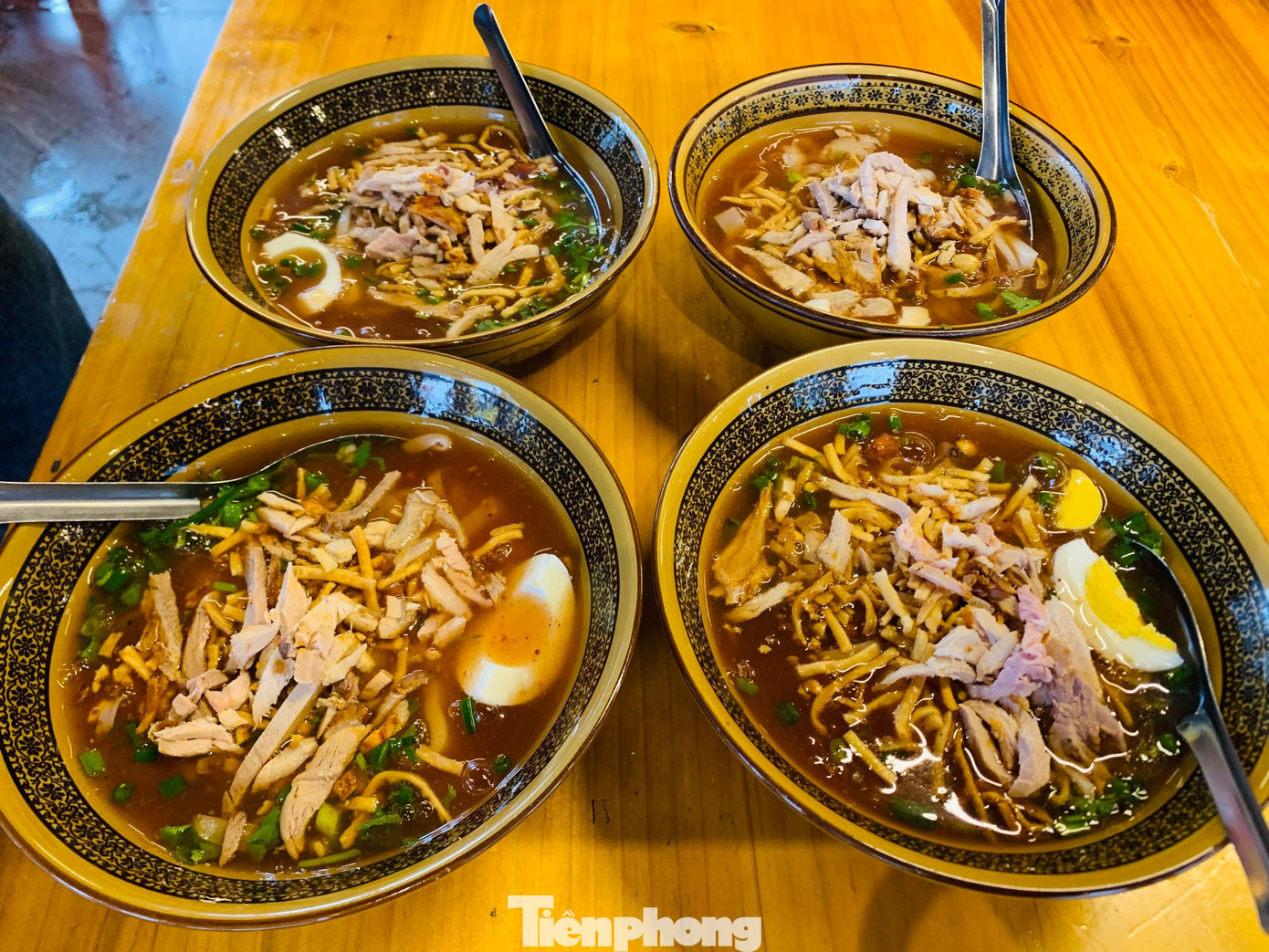 Trong bát phở đầu bếp sẽ rắc chút mỳ bằng củ rong hoặc khoai lang chiên giòn cùng nhiều gia vị, thịt bò được nấu sền sệt kỳ công, thịt lợn thái sợi, miếng trứng luộc cắt làm tư và một chút bột tiêu nhỏ mịn, hạt đậu phộng giã nhuyễn lên trên cùng. Cuối cùng là chan nước sốt được nấu đặc sền sệt vào bát cho du khách thưởng thức. Tuy chỉ mới xuất hiện cách đây vài năm, nhưng món cốn sủi Sapa đã chinh phục được du khách trẻ tuổi bốn phương. Trong bát phở đầu bếp sẽ rắc chút mỳ bằng củ rong hoặc khoai lang chiên giòn cùng nhiều gia vị, thịt bò được nấu sền sệt kỳ công, thịt lợn thái sợi, miếng trứng luộc cắt làm tư và một chút bột tiêu nhỏ mịn, hạt đậu phộng giã nhuyễn lên trên cùng. Cuối cùng là chan nước sốt được nấu đặc sền sệt vào bát cho du khách thưởng thức. Tuy chỉ mới xuất hiện cách đây vài năm, nhưng món cốn sủi Sapa đã chinh phục được du khách trẻ tuổi bốn phương.