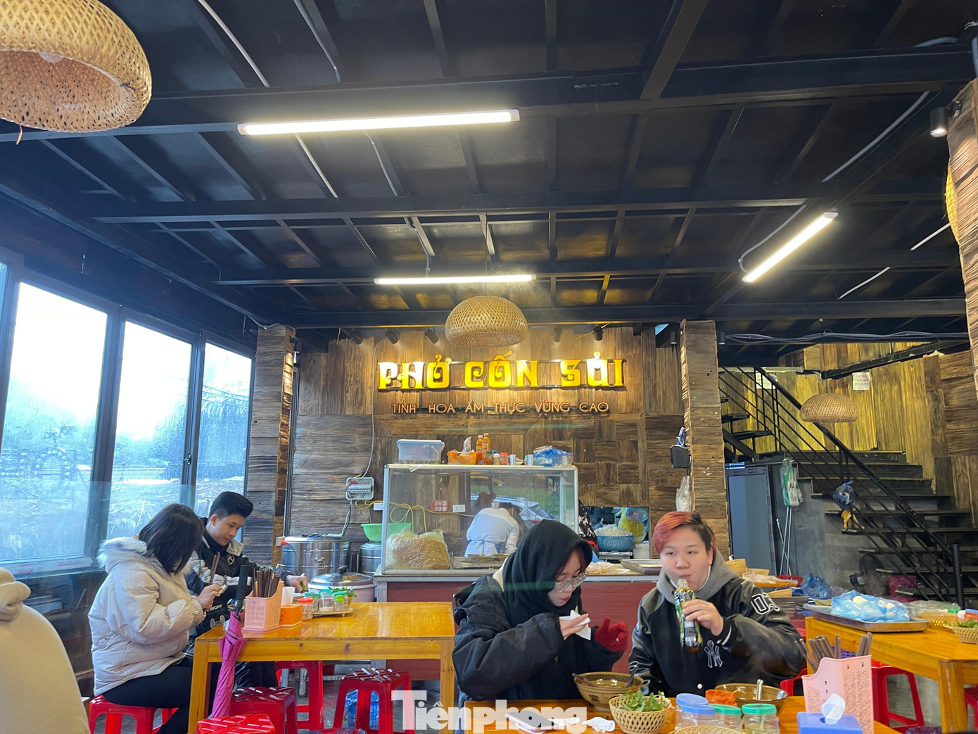 Cốn sủi vốn là món ăn của người Hoa, nhưng do người Hoa hay buôn bán tấp nập ở khu vực biên giới, nên món ăn ấy cũng vì thế mà du nhập, phổ biến và dần dần trở thành món ăn đặc sản của Lào Cai. Cốn sủi vốn là món ăn của người Hoa, nhưng do người Hoa hay buôn bán tấp nập ở khu vực biên giới, nên món ăn ấy cũng vì thế mà du nhập, phổ biến và dần dần trở thành món ăn đặc sản của Lào Cai.